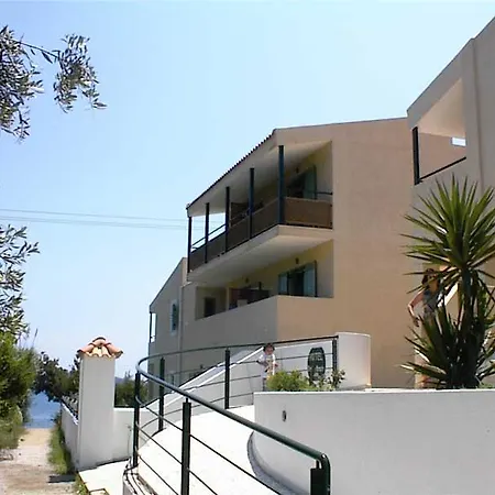 Ξενοδοχείο με διαμερίσματα Dafni